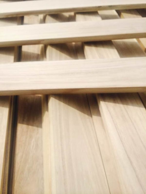 Крытая твердая древесина обшивает панелями Paulownia 100-2500mm украшения цвета березы естественный