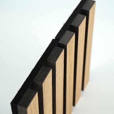 Огнеупорная панель Wpc Интерьер Прочный натуральный дуб Акустический Слат водонепроницаемый