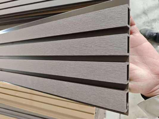 Современная водонепроницаемая композитная стенная панель из WPC для наружного использования в коммерческих зданиях - низкая цена